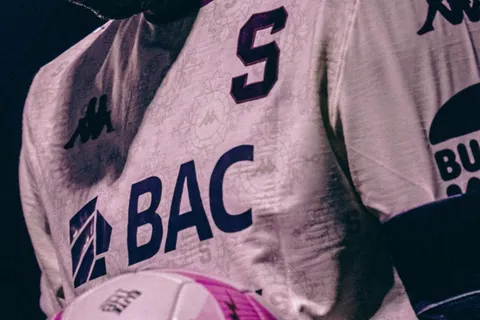 Fuerte cruce entre dos ex Saprissa. (Foto: Saprissa)