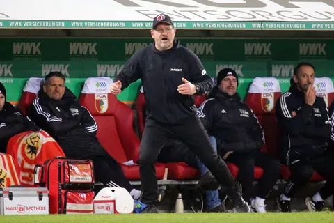 Augsburg condena los insultos racistas y las amenazas de muerte que, según el club, recibió Juma Bah en Instagram