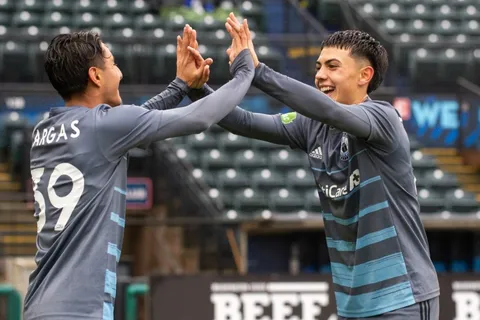 Salvadoreño se despacha con un triplete de asistencias