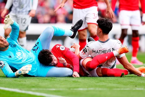 ASÍ ES IMPOSIBLE: Keylor Navas intenta ayudar al Nottingham Forest y sus compañeros cometen este GRAVE ERROR