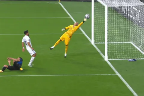 Keylor Navas evitó en dos oportunidades la caída del PSG