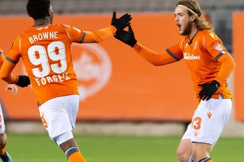 Golazo y asistencia de Omar Browne en la remontada de Forge FC [VIDEO]