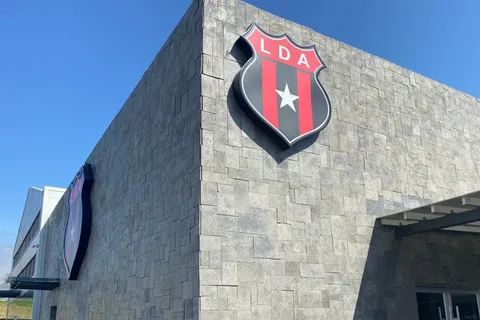 Alajuelense cedería el CAR por refuerzos.