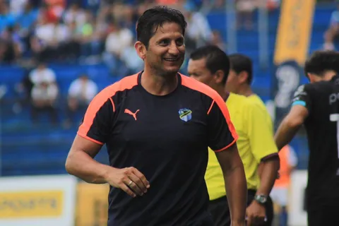 Ronald González sonríe con la camisa de Comunicaciones puesta.