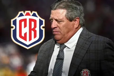 "El agua hasta el cuello": Piojo Herrera toma una drástica decisión que lo cambia todo en Costa Rica para no quedarse fuera del Mundial 2026