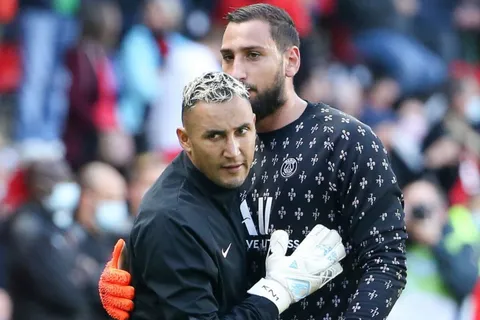 Keylor Navas sufre una vez más la sombra de Donnarumma en Europa