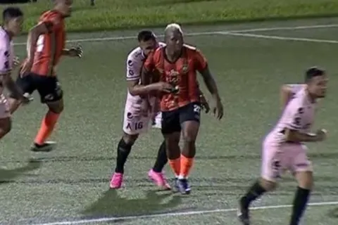 Henry Romero recibe fuerte sanción tras morder a Carlos Salazar en Alianza vs. Águila