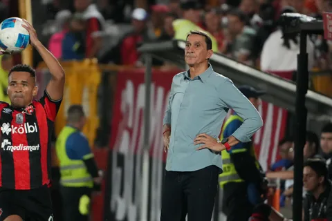 Guimaraes no dejó tema sin hablar en la previa al clásico.