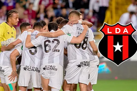 El equipo de Herediano reunido antes de enfrentar a Saprissa.