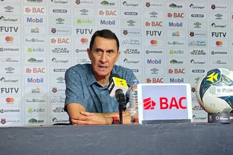 Alexandre Guimaraes habló en conferencia sobre los fallos arbitrales. (La Nación)