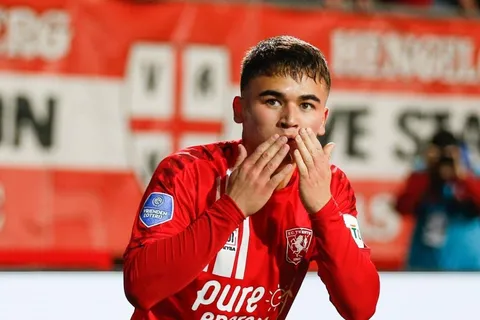 Manfred Ugalde anotó otro doblete en victoria de Twente ante AZ Alkmaar en Eredivisie [VIDEO]