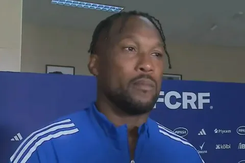 Kendall Waston se emocionó ante la prensa. (Foto: Teletica)