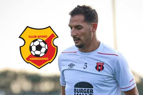 Celso Borges con la camisa de Alajuelense.