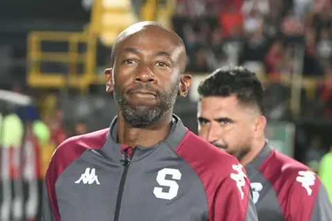 Paulo Wanchope en el césped de La Cueva.