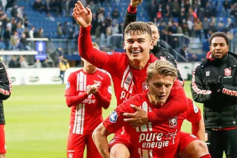 Twente clasifica a competición europea gracias a Manfred Ugalde