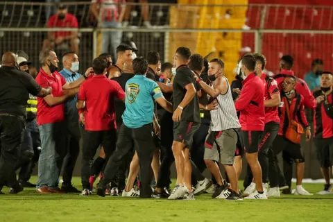 Bronca entre aficionados y jugadores de Alajuelense [VIDEO]