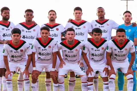 El equipo de Alajuelense frente a Herediano.