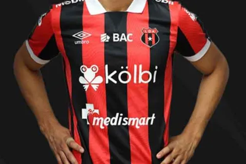 "Bienvenido": el goleador extranjero que la afición de Alajuelense pedía a gritos ya aterrizó en Costa Rica