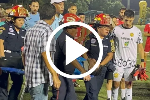 Angustia y dramatismo en Guatemala: futbolista tico queda inconsciente tras un pelotazo y debe ser hospitalizado.