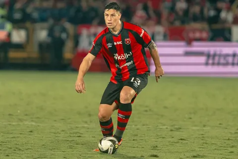 Todo Alajuelense en vilo por la lesión de Alexis Gamboa que puede dejarlo fuera por tiempo indeterminado: "No pinta bien"