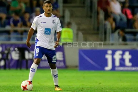 Bryan Acosta lideró empate de Tenerife en Liga 123