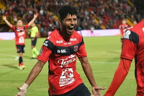 Johan Venegas cumplió el castigo y ya puede jugar con Alajuelense