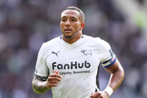 Nathaniel Mendez-Laing recibe galardón en el futbol de Inglaterra