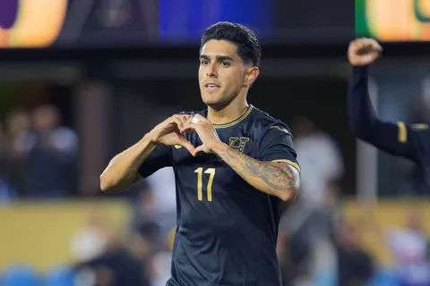 Luis Palma celebra un gol con Honduras.