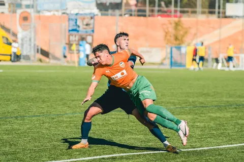 Preocupación extrema por Warren Madrigal en Valencia: "Tiene la rodilla afectada"