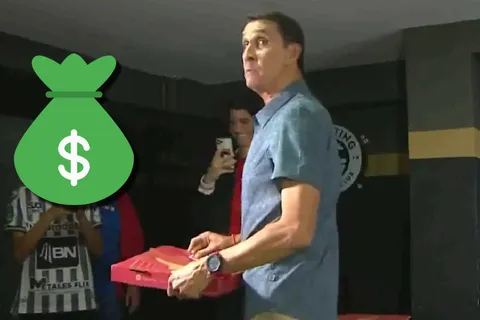 Alexandre Guimaraes fue sancionado por darle pizzas a los periodistas. (Foto: Teletica)