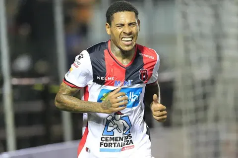 En Alajuelense nunca le pasó: Henry Figueroa vive lo impensado en Honduras y es humillado por este motivo