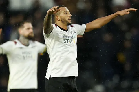 Nathaniel Méndez-Laing dio una asistencia en la victoria de Derby County (Video)