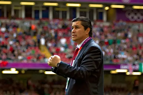 Sonríe Luis Fernando Tena: la Selección de Guatemala recibe una ayuda de Concacaf en un momento crítico.