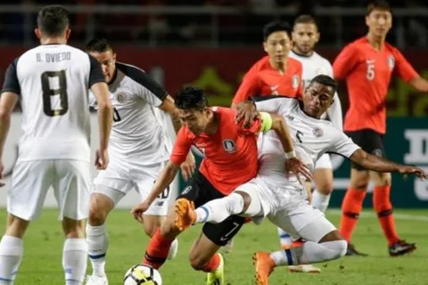 Celso Borges guía a su relevo en la Tricolor
