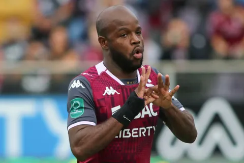 Saprissa ya es pasado: Javon East se pone otra camiseta grande en Costa Rica