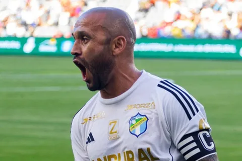 "Es puro chisme": El Moyo Contreras rompe el silencio tras los rumores de su cargo como gerente deportivo de Comunicaciones