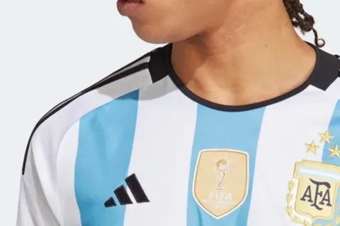 ¡Locura en Argentina! Nueva camiseta albiceleste se agotó en tan solo 30 minutos