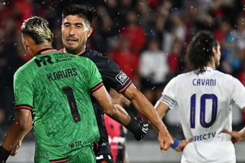 Keylor Navas no solo venció a Boca: la increíble marca que lo convierte en la pesadilla de Edinson Cavani