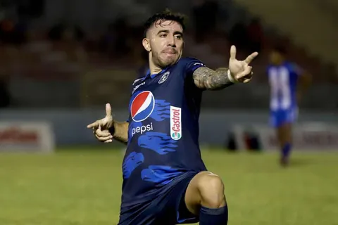 ¿Dejará Motagua para ir a un gigante de Argentina? Agustín Auzmendi confirma su situación