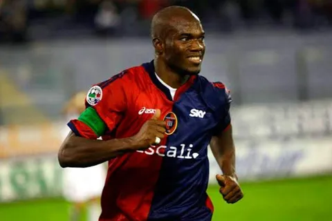 Cagliari destaca a David Suazo en el festejo de su centenario