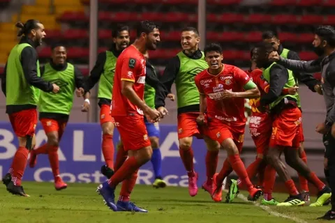Herediano goleó a Saprissa y se acercó a la final