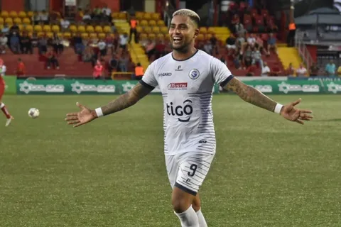 Frank Zamora podría no llegar a Saprissa y convertirse en legionario