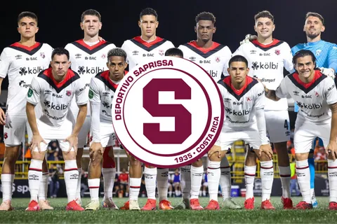 alineación de Alajuelense y el logo de Saprissa