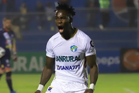 Rubilio Castillo anota en el triunfo de Comunicaciones [VIDEO]