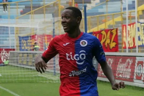 Brayan Gil tiene pie y medio en equipo de primera de Bélgica