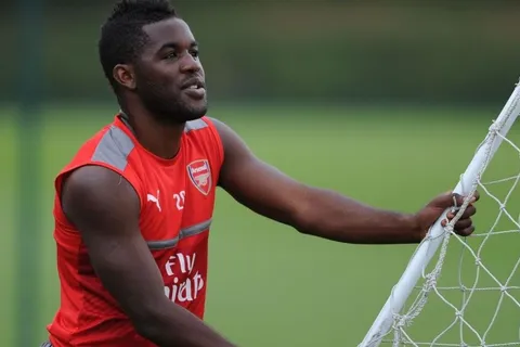 Campbell participó en las fotos del Arsenal y su cara lo dijo todo