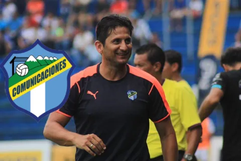Ronald González sonríe con la camisa de Comunicaciones puesta.