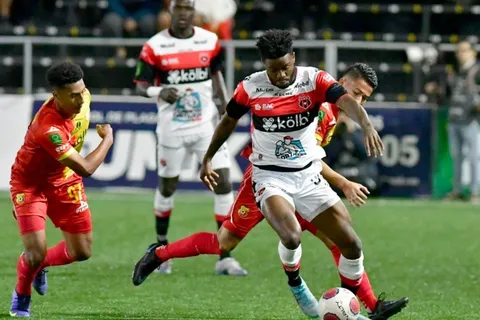 Con un hombre menos, Alajuelense empata ante Herediano en la ida de semifinal del Torneo de Copa