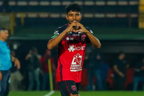 Johan Venegas figura en prestigiosa lista latinoamericana junto a Messi y Neymar