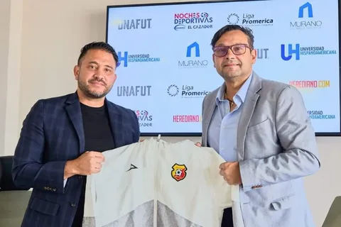 La dura sanción que Jeaustin Campos recibió tras lanzar agua a aficionados morados